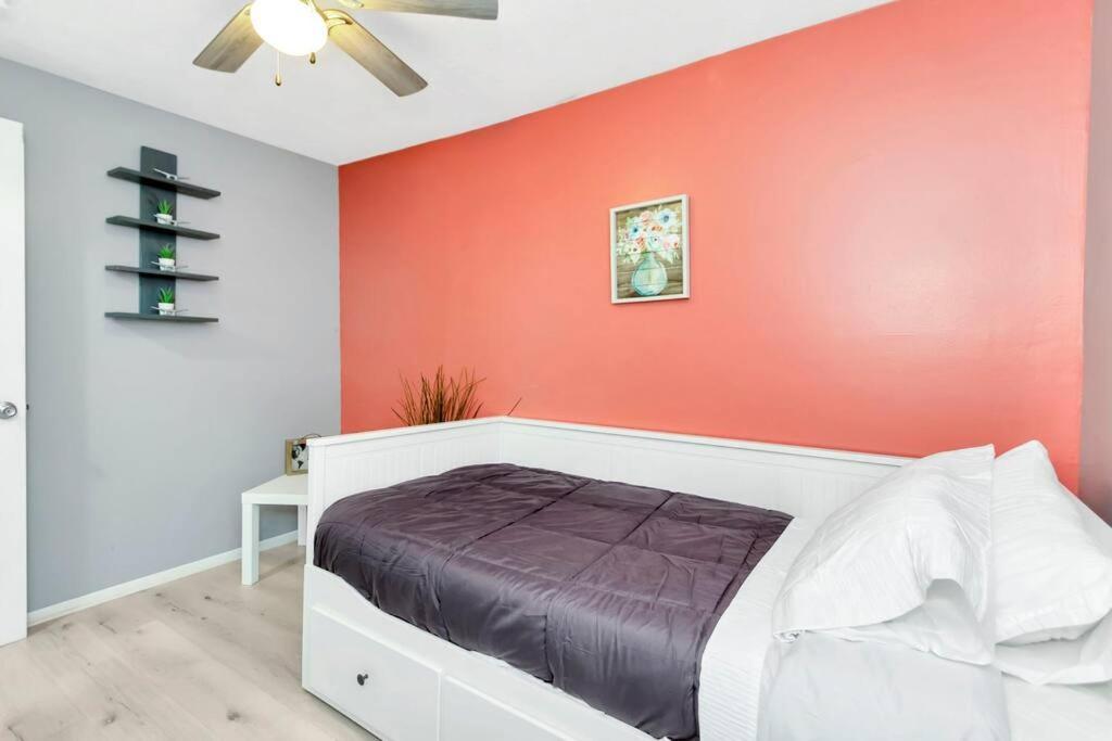 Cozy Bungalow With Patio & Grill, Private And Location タンパ エクステリア 写真