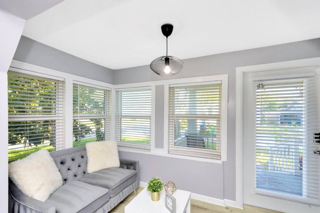 Cozy Bungalow With Patio & Grill, Private And Location タンパ エクステリア 写真