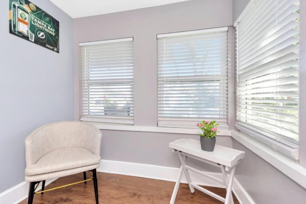 Cozy Bungalow With Patio & Grill, Private And Location タンパ エクステリア 写真