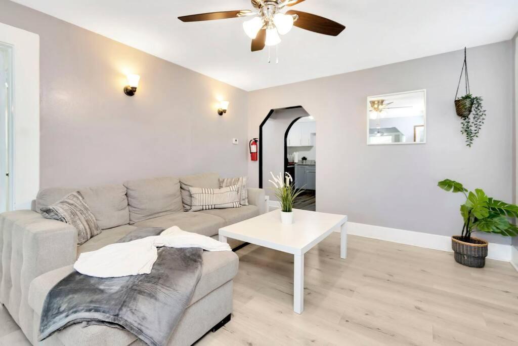 Cozy Bungalow With Patio & Grill, Private And Location タンパ エクステリア 写真