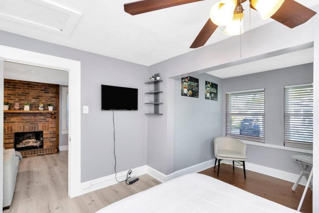 Cozy Bungalow With Patio & Grill, Private And Location タンパ エクステリア 写真