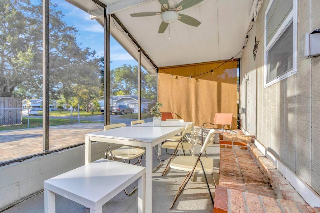 Cozy Bungalow With Patio & Grill, Private And Location タンパ エクステリア 写真